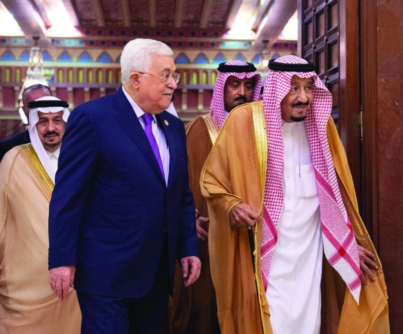 الملك سلمان خلال استقباله محمود عباس في الرياض أمس (واس)