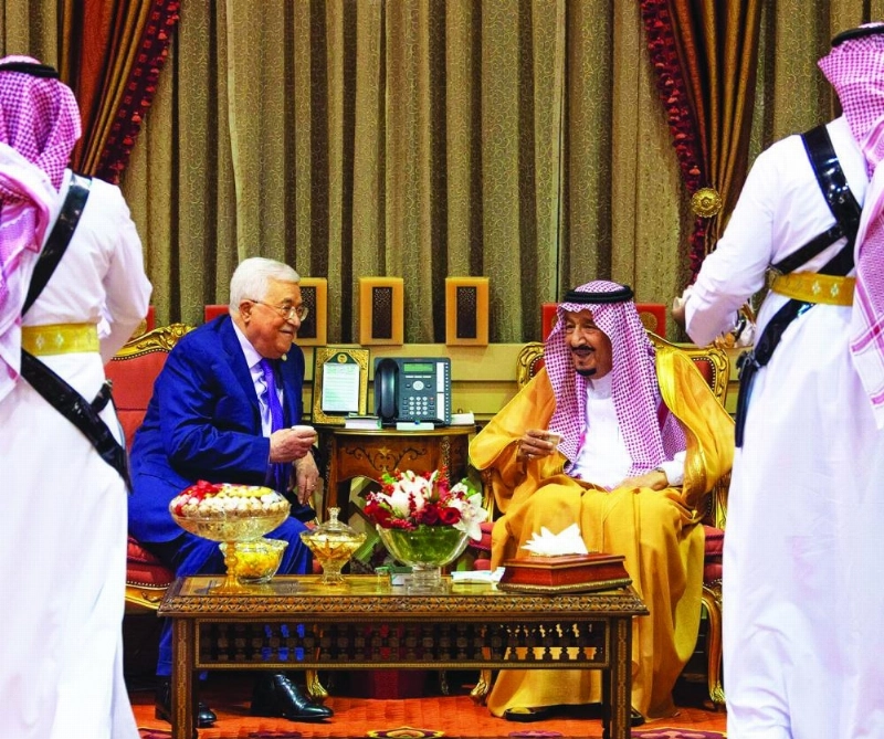 الملك سلمان خلال استقباله محمود عباس في الرياض أمس (واس)