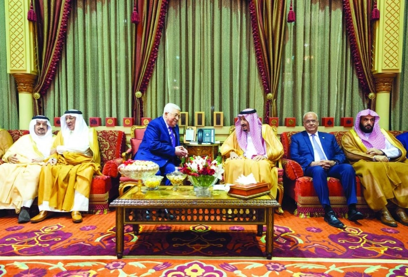 الملك سلمان خلال استقباله محمود عباس في الرياض أمس (واس)