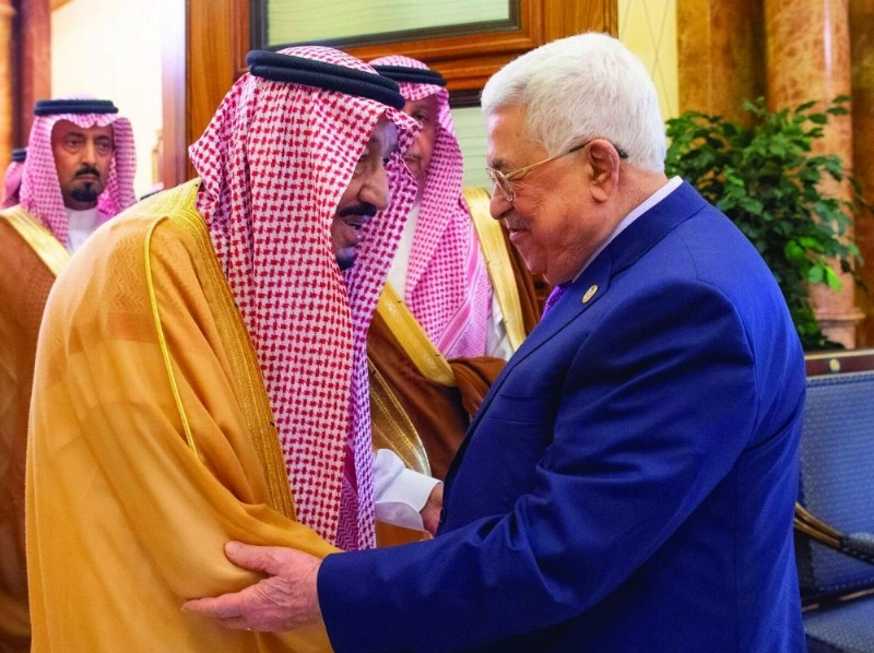 الملك سلمان خلال استقباله محمود عباس في الرياض أمس (واس)