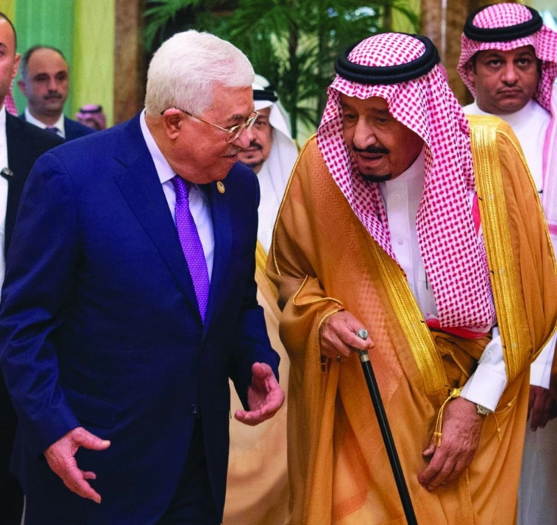 الملك سلمان خلال استقباله محمود عباس في الرياض أمس (واس)