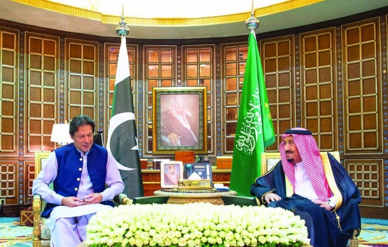 خادم الحرمين الشريفين خلال لقائه عمران خان (واس)