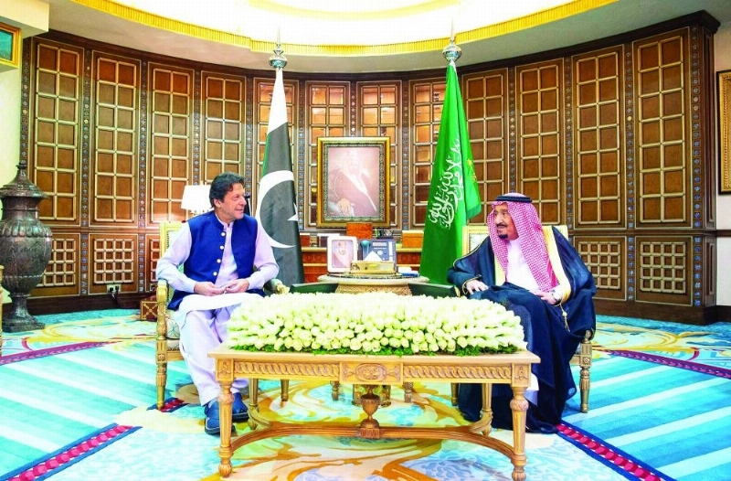 خادم الحرمين الشريفين خلال لقائه عمران خان (واس)