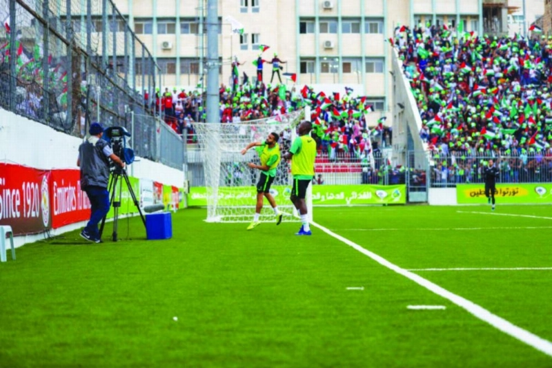 هدايا لاعبي المنتخب للجماهير الفلسطينية