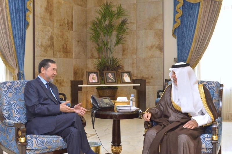 خالد الفيصل خلال استقباله شير إبراهيمي (مكة)