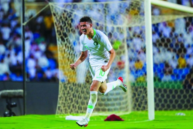 عبدالله الحمدان محتفلا بهدفه في منتخب سنغافورة (مكة)