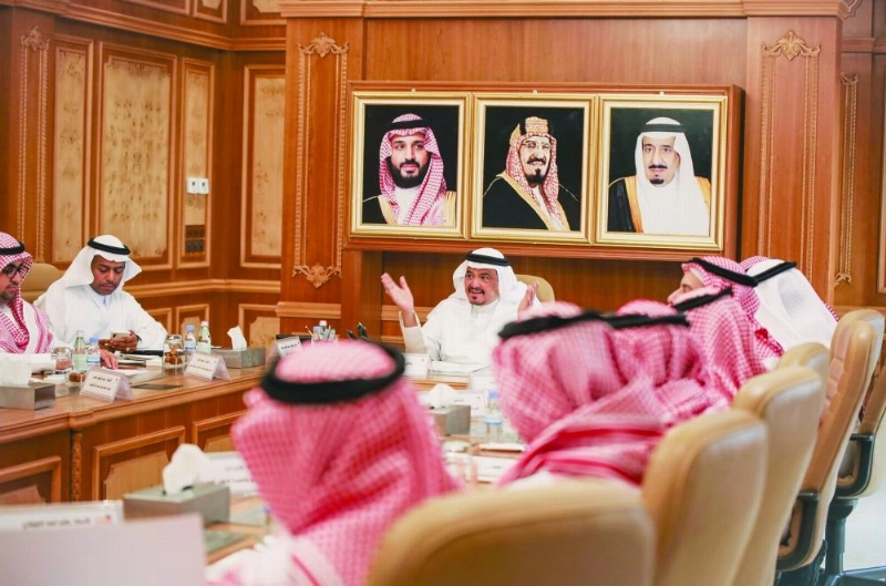 محمد بنتن خلال لقائه أعضاء اللجنة الوطنية للحج والعمرة (مكة)