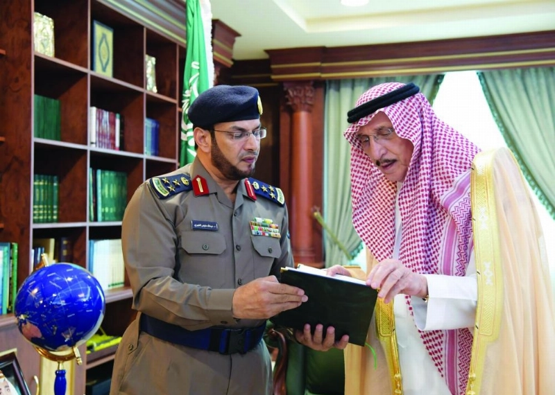 محمد بن ناصر يطلع على التقرير من عبدالله الشهري (مكة)