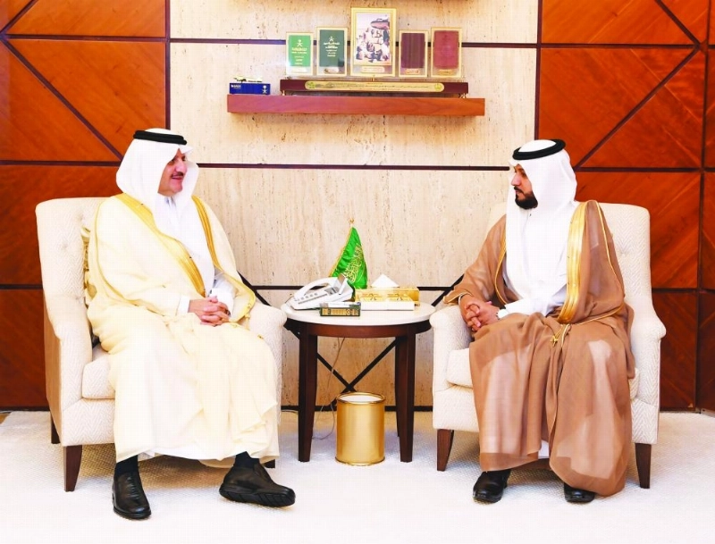 سعود بن نايف لدى استقباله علي الشهراني (واس)