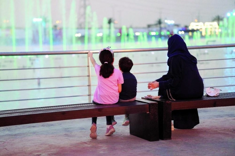 عائلة تستمتع بعرض للنافورة الراقصة (مكة)