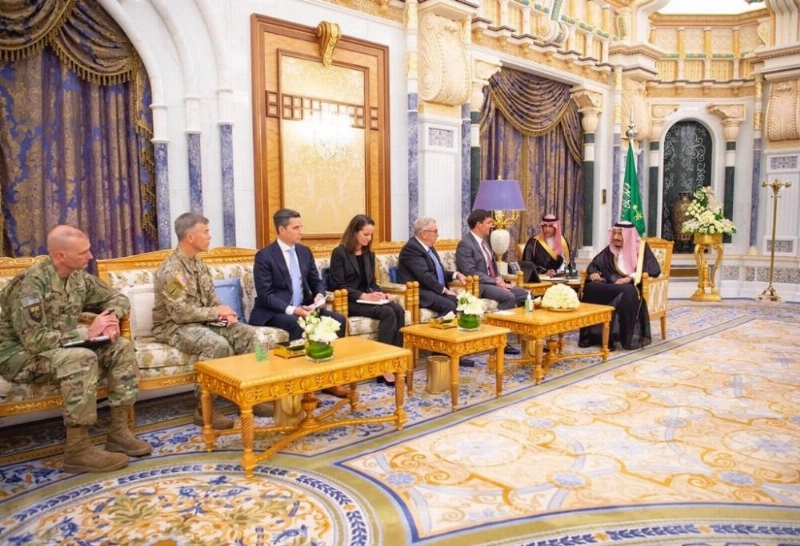 خادم الحرمين لدى استقباله وزير الدفاع الأمريكي (واس)2