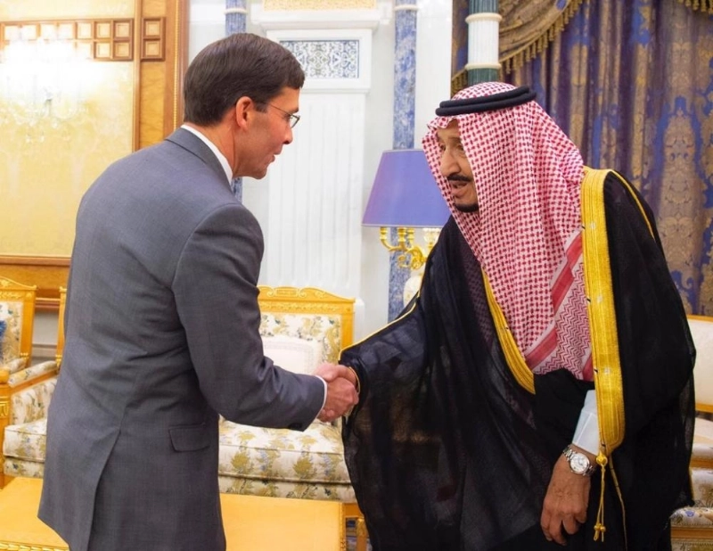 خادم الحرمين لدى استقباله وزير الدفاع الأمريكي (واس)