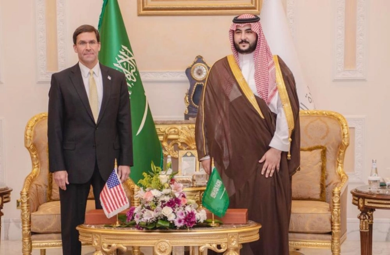 خالد بن سلمان لدى لقائه مارك إسبر (واس)
