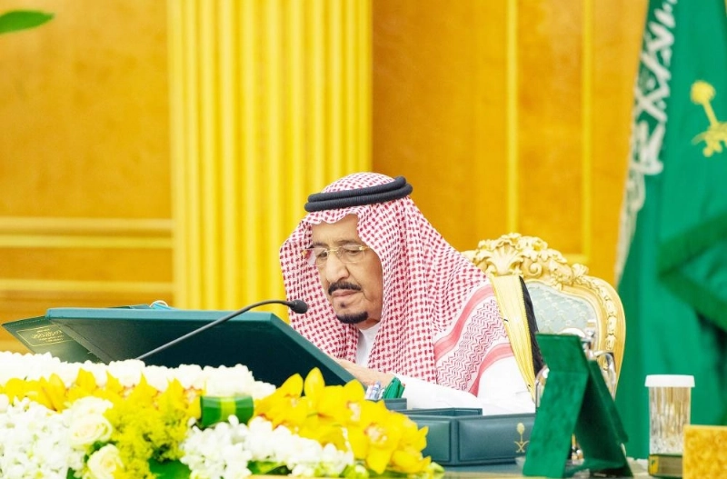 الملك سلمان لدى ترؤسه جلسة مجلس الوزراء في قصر اليمامة بالرياض أمس (واس)