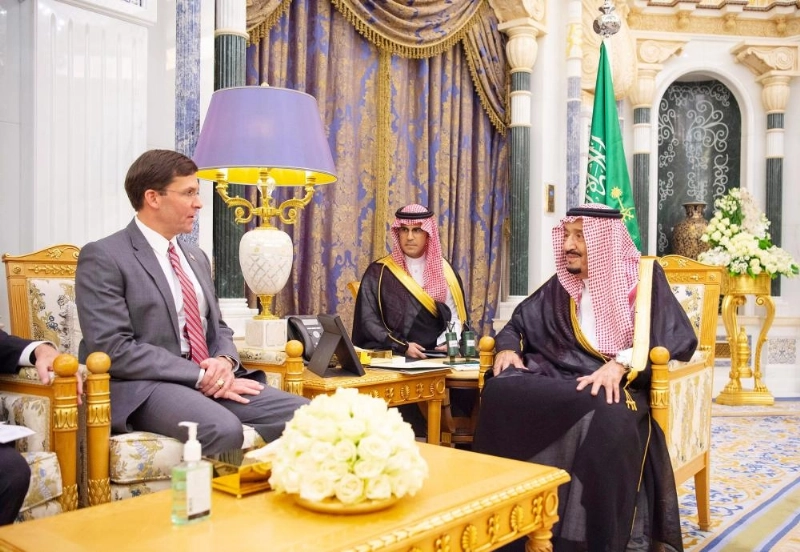 الملك سلمان خلال استقباله مارك إسبر (واس)