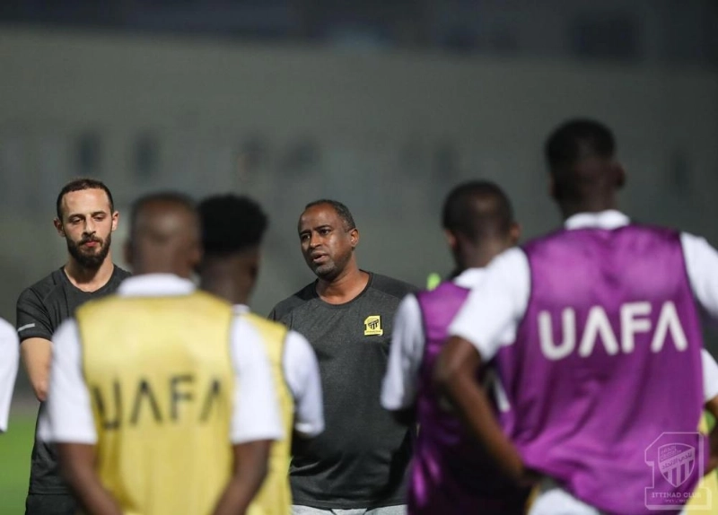 العبدلي يحيط لاعبيه بخطة مواجهة اليوم (إعلامي الاتحاد)