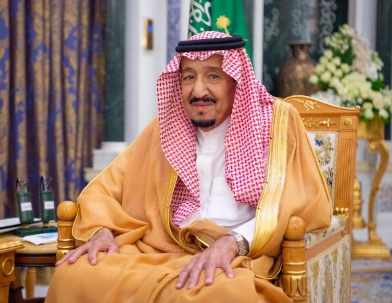 خادم الحرمين خلال تسلمه أوراق اعتماد سفراء الدول الصديقة (واس)