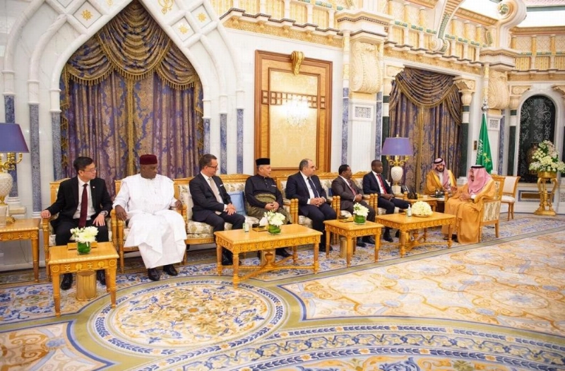 خادم الحرمين خلال تسلمه أوراق اعتماد سفراء الدول الصديقة (واس)
