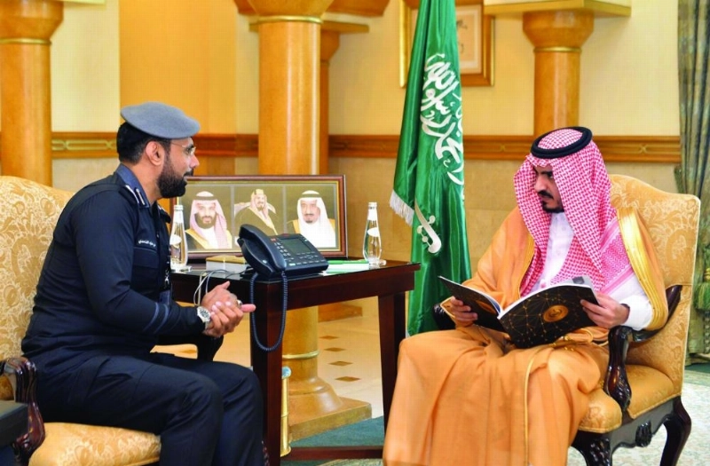 بدر بن سلطان يستمع لشرح عن محتوى التقرير (مكة)