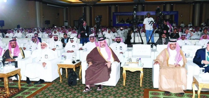 أمير عسير يتوسط حضور المنتدى (واس)