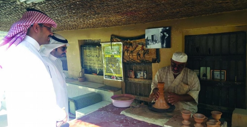 الفريدي يطلع على طريقة تصنيع الفخار (مكة)