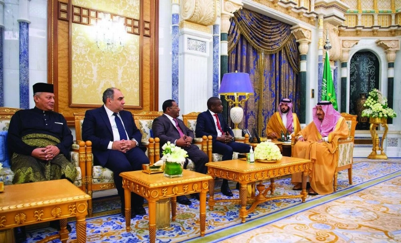 خادم الحرمين لدى استقباله السفراء في الرياض أمس (واس)
