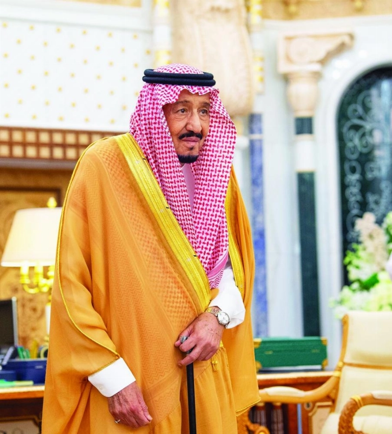 خادم الحرمين لدى استقباله السفراء في الرياض أمس (واس)