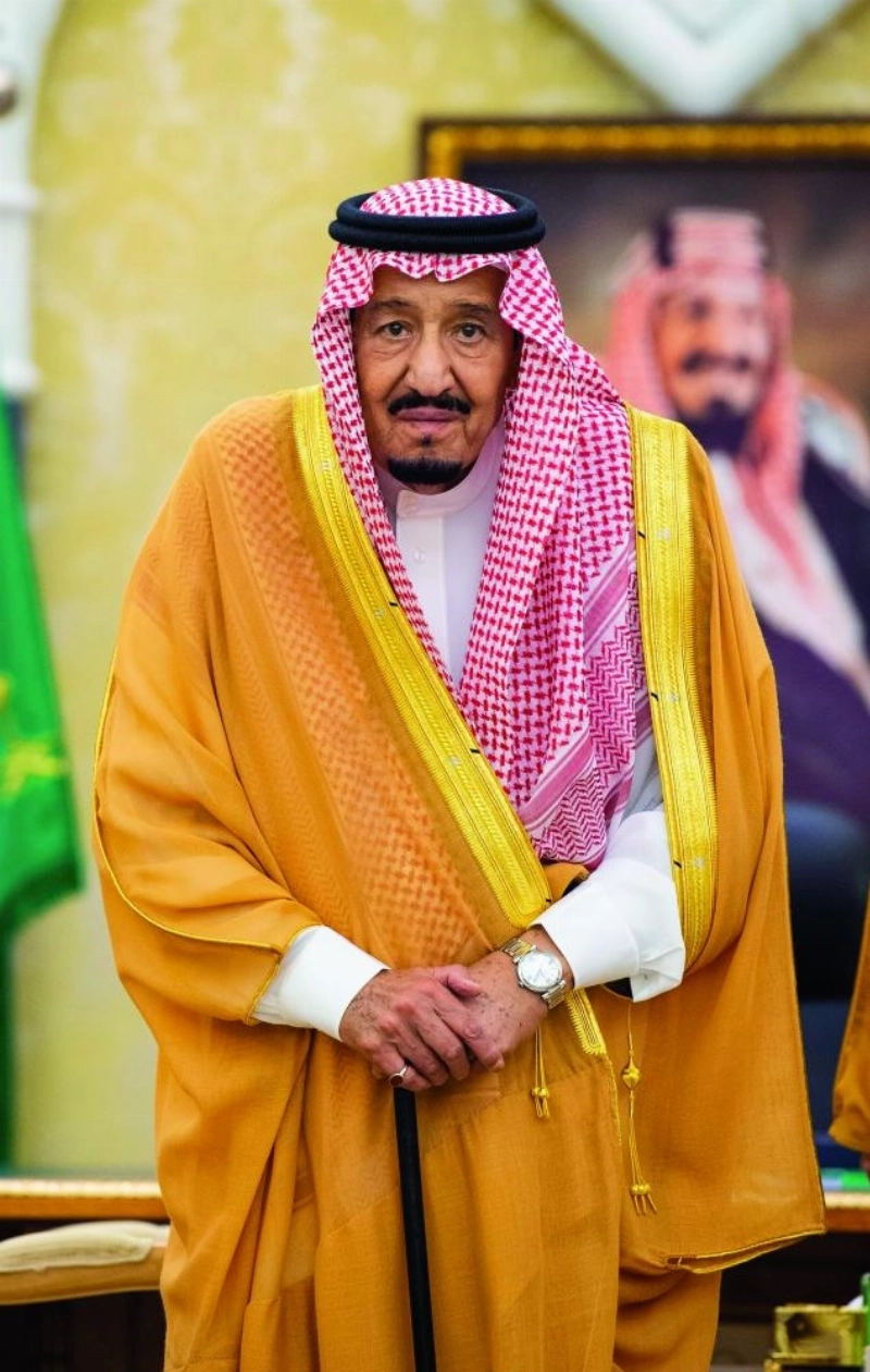خادم الحرمين لدى استقباله السفراء في الرياض أمس (واس)