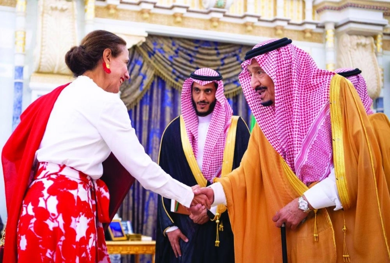 من مراسم استقبال السفراء المعتمدين