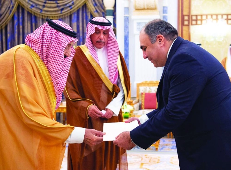 خادم الحرمين لدى استقباله السفراء في الرياض أمس (واس)