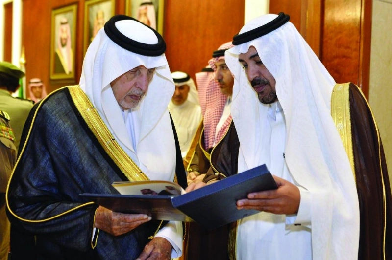 خالد الفيصل يطلع على التقرير (مكة)
