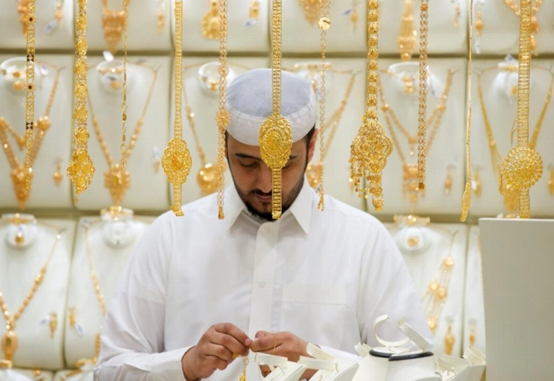 بائع في محل ذهب (مكة)