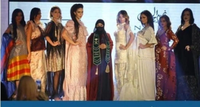 نجلاء الحيدري مع بعض تصاميمها (مكة)