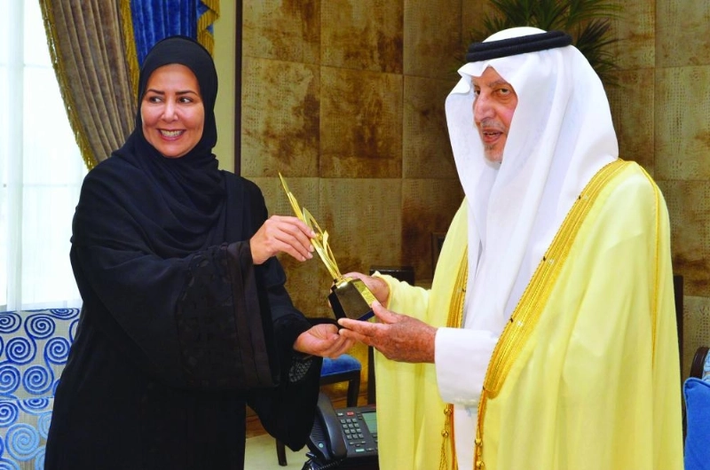 خالد الفيصل لدى استقباله عادلة بنت عبدالله (واس)