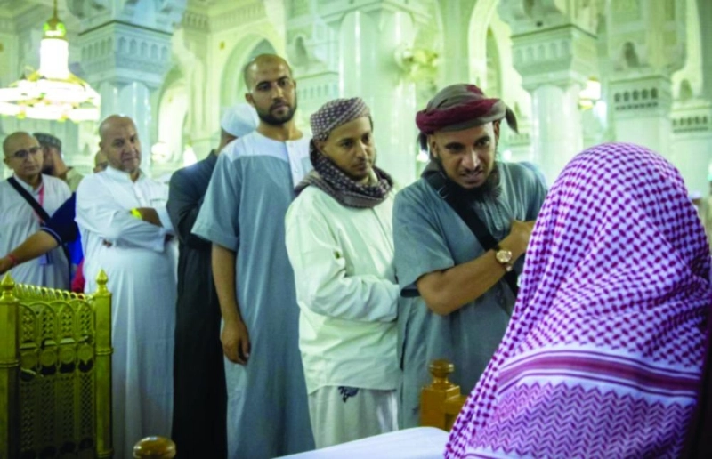 زوار ومعتمرون يتلقون الإجابة عن استفساراتهم (مكة)