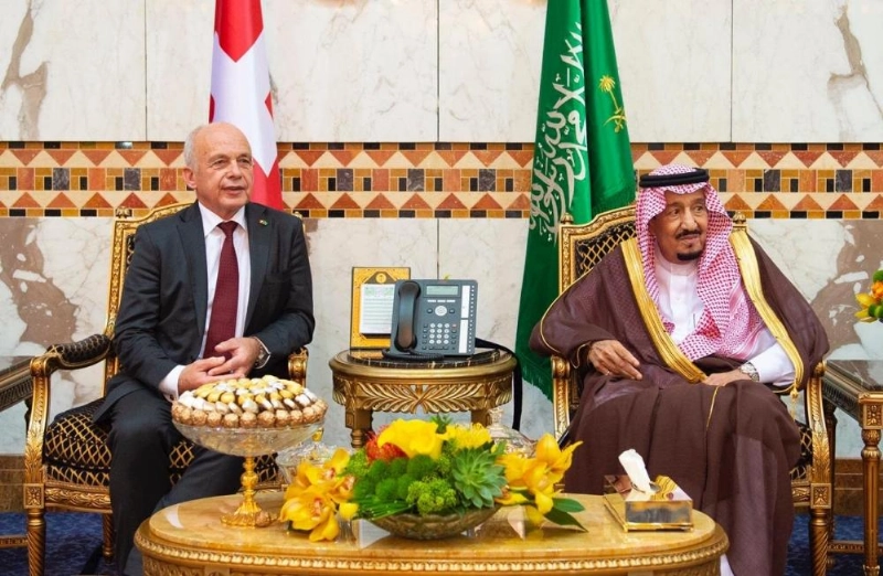 خادم الحرمين خلال استقباله رئيس الاتحاد السويسري (واس)