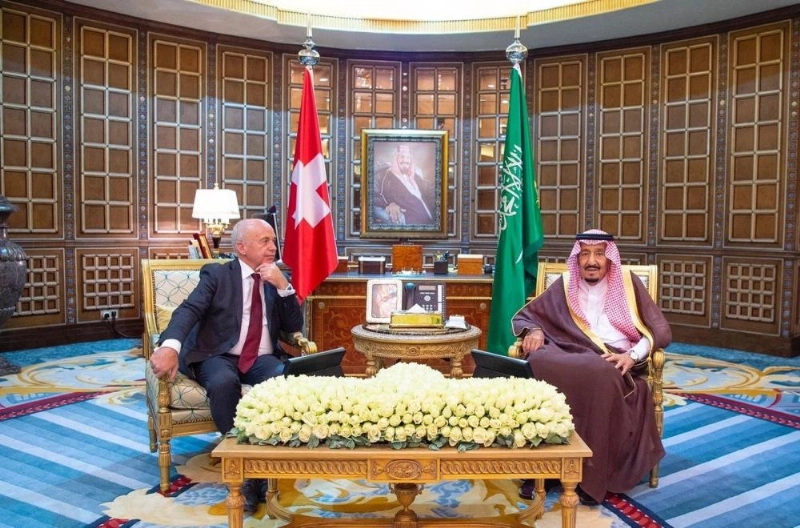 خادم الحرمين خلال جلسة المباحثات مع رئيس الاتحاد السويسري (واس)