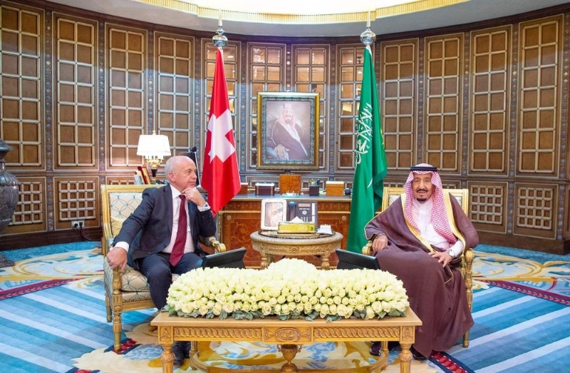 الملك سلمان وأولي ماورر خلال جلسة المباحثات في الرياض أمس (واس)