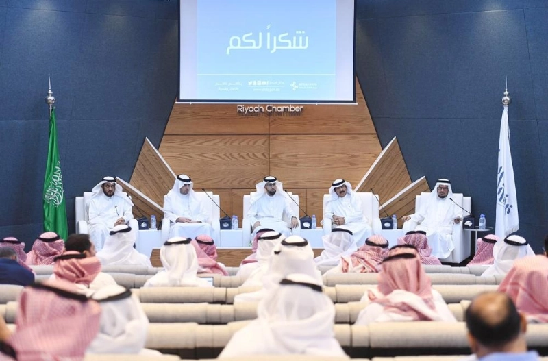الجضعي متحدثا في اللقاء (غرفة الرياض)