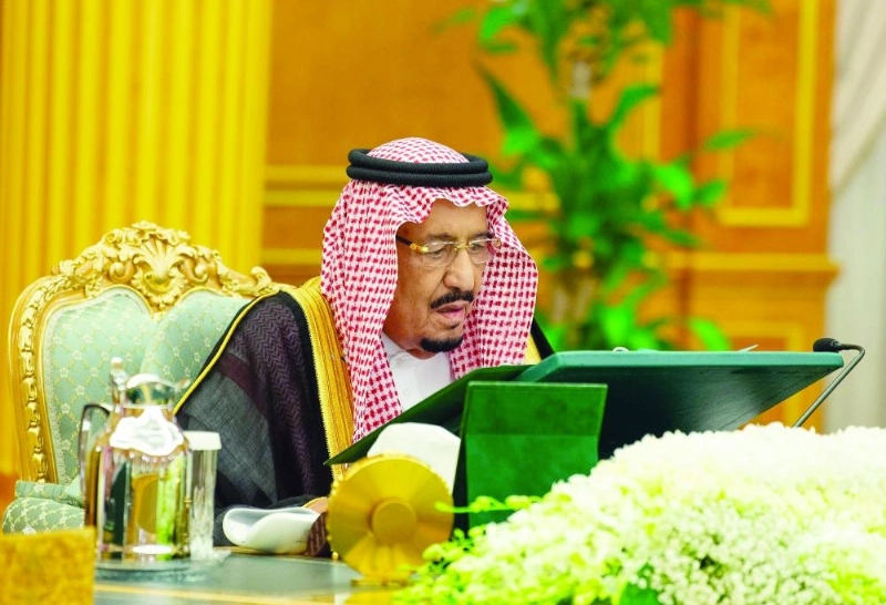 الملك سلمان لدى ترؤسه جلسة مجلس الوزراء في قصر اليمامة بالرياض أمس (واس)