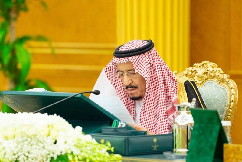 الملك سلمان لدى ترؤسه جلسة مجلس الوزراء في قصر اليمامة بالرياض أمس (واس)