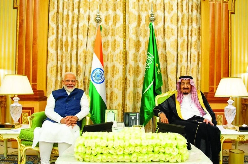 الملك سلمان وناريندرا مودي خلال جلسة مباحثات بالرياض أمس (واس)