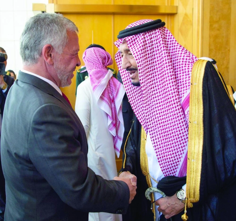 الملك سلمان لدى استقباله الملك عبدالله الثاني أمس (واس)
