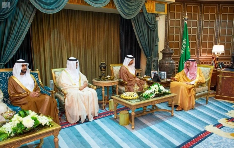 خادم الحرمين الشريفين يستقبل وزير الخارجية الإماراتي (واس)