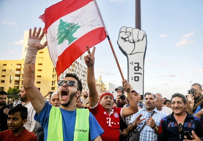 الاحتجاجات اللبنانية مستمرة رغم استقالة الحريري