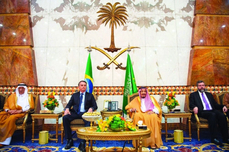 الملك سلمان خلال استقباله جايير بولسونارو في الرياض أمس (واس)