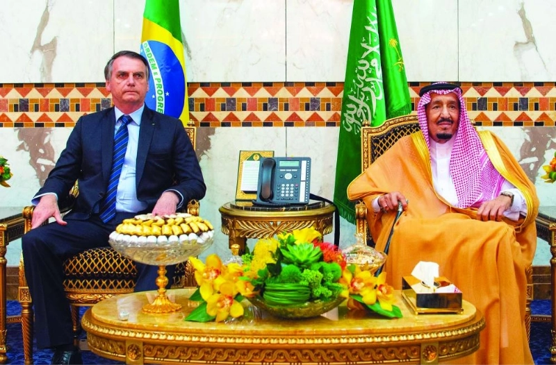 خادم الحرمين خلال استقباله جايير بولسونارو في الرياض أمس (واس)
