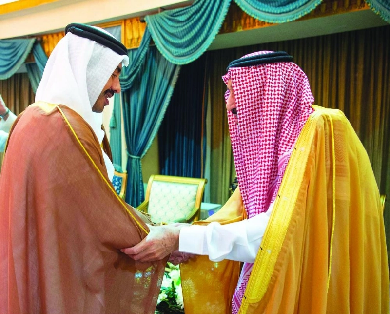 الملك سلمان لدى استقباله عبدالله بن زايد أمس في الرياض (واس)