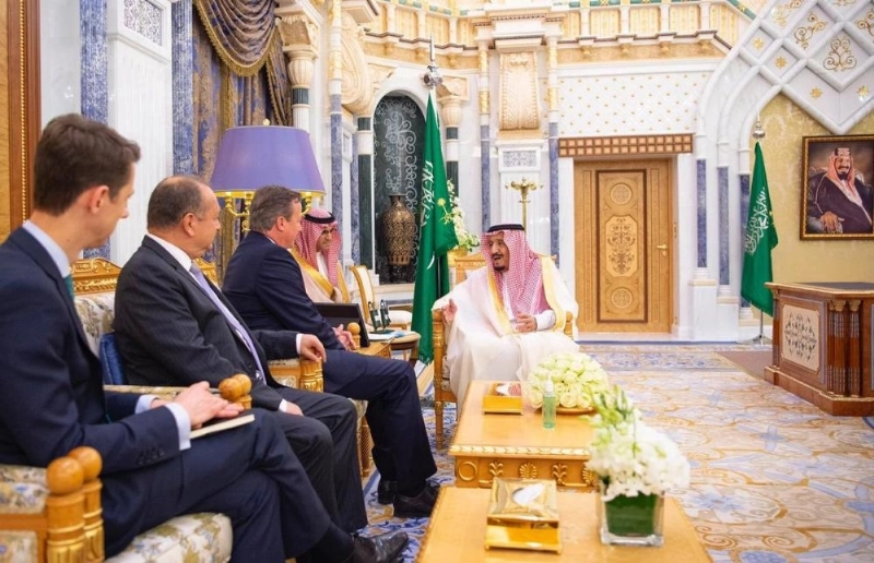 خادم الحرمين الشريفين يستقبل وزير الخارجية البريطاني الأسبق ديفيد كاميرون
(واس)