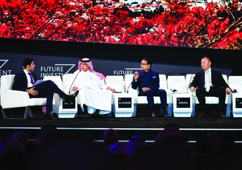 القصبي بين المشاركين في الجلسة (مبادرة مستقبل الاستثمار)